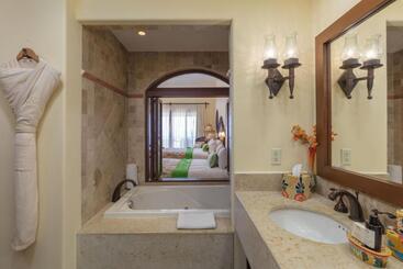 هتل Hacienda Encantada Resort & Residences
