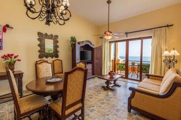 هتل Hacienda Encantada Resort & Residences