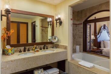 هتل Hacienda Encantada Resort & Residences