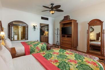 هتل Hacienda Encantada Resort & Residences