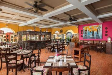 هتل Hacienda Encantada Resort & Residences