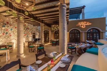 هتل Hacienda Encantada Resort & Residences