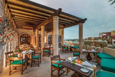 هتل Hacienda Encantada Resort & Residences