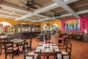 هتل Hacienda Encantada Resort & Residences