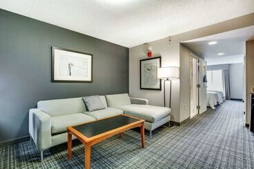 هتل Hilton Garden Inn Louisville Airport