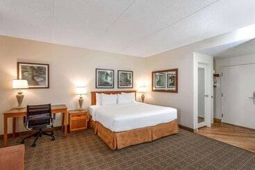 هتل La Quinta Inn & Suites By Wyndham Jacksonville Mandarin