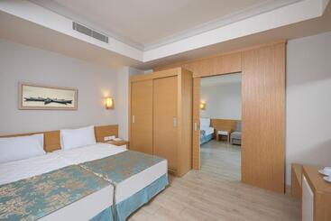 هتل L'Oceanica Beach Resort