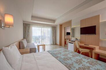 هتل L'Oceanica Beach Resort