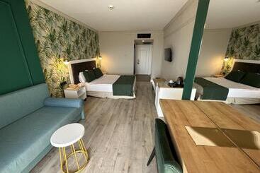 هتل L'Oceanica Beach Resort