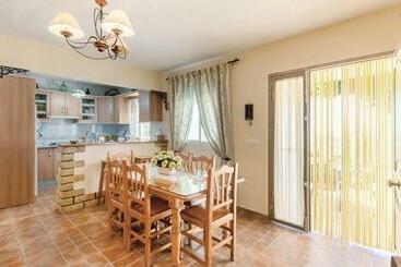 Gorgeous Home In Corumbela - Sayalonga