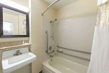 هتل Baymont By Wyndham Louisville East