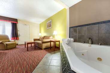 هتل Baymont By Wyndham Louisville East