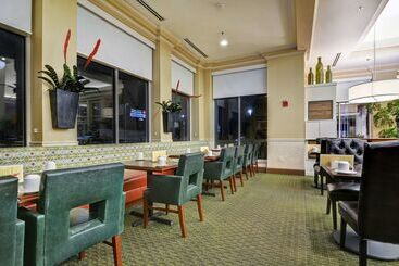 هتل Hilton Garden Inn Green Bay
