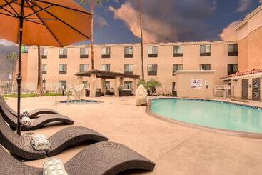 Holiday Inn Express Hotel & Suites Carlsbad Beach, An Ihg