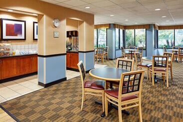 هتل La Quinta By Wyndham Thousand Oaks Newbury Park