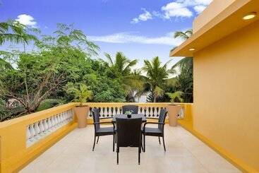 هتل Lemon Tree Amarante Beach Resort, Goa