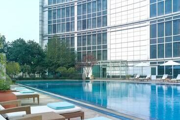 هتل New World Wuhan