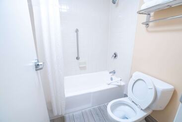 هتل Quality Inn Palm Beach International Airport