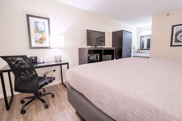 هتل Quality Inn Palm Beach International Airport