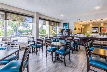 هتل Quality Inn Palm Beach International Airport