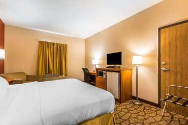 هتل Quality Inn & Suites Chesterfield Village