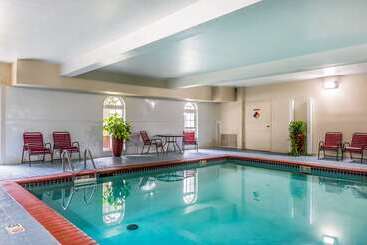 هتل Quality Inn & Suites Chesterfield Village