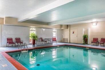 هتل Quality Inn & Suites Chesterfield Village