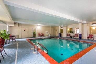 هتل Quality Inn & Suites Chesterfield Village