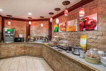 هتل Quality Suites Addisondallas