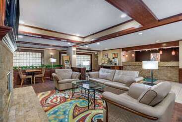 هتل Quality Suites Addisondallas