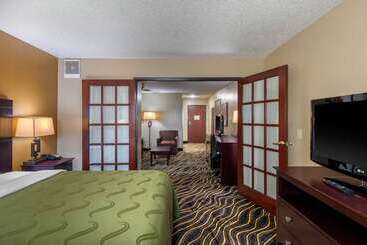 هتل Quality Suites Addisondallas