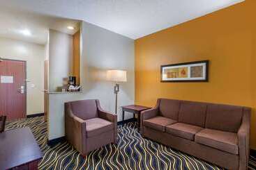 هتل Quality Suites Addisondallas