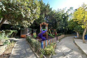 Melissa Garden Apart