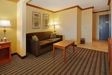 هتل Best Western Plus Seawall Inn & Suites By The Beach