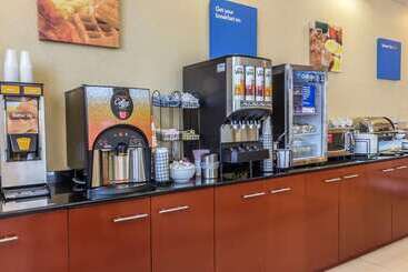 هتل Comfort Inn & Suites Laguardia Airport
