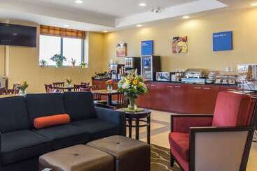 هتل Comfort Inn & Suites Laguardia Airport