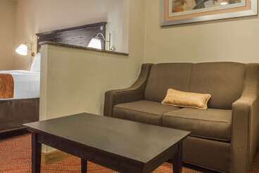 هتل Comfort Inn & Suites Laguardia Airport