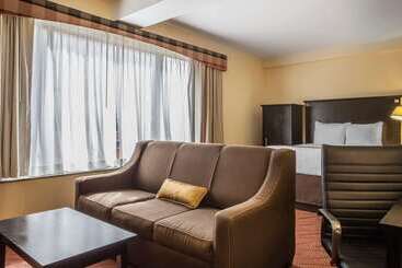 هتل Comfort Inn & Suites Laguardia Airport