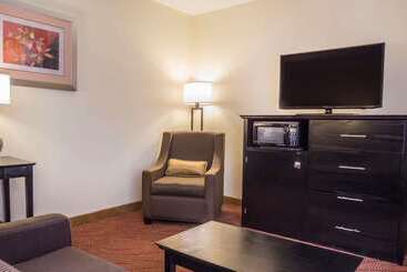 هتل Comfort Inn & Suites Laguardia Airport