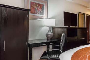 هتل Comfort Inn & Suites Laguardia Airport
