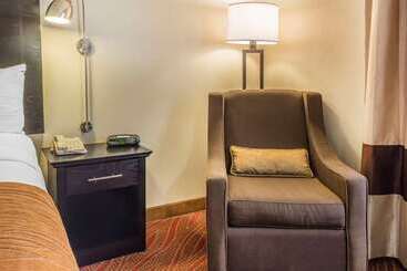هتل Comfort Inn & Suites Laguardia Airport