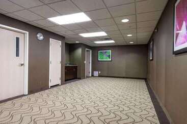 هتل Comfort Suites Central I 44
