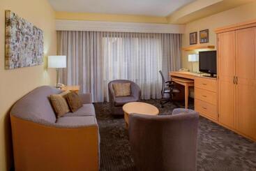 هتل Courtyard By Marriott Sandestin At Grand Boulevard