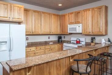 هتل Crestview Condominiums By All Seasons Resort Lodging