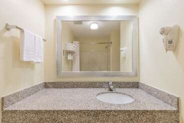 هتل Days Inn By Wyndham Coliseum Montgomery Al