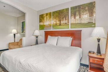 هتل Days Inn By Wyndham Coliseum Montgomery Al