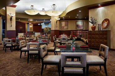 هتل Embassy Suites By Hilton Hampton Convention Center