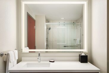 هتل Embassy Suites By Hilton Hampton Convention Center