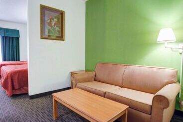 هتل Quality Inn & Suites Airport
