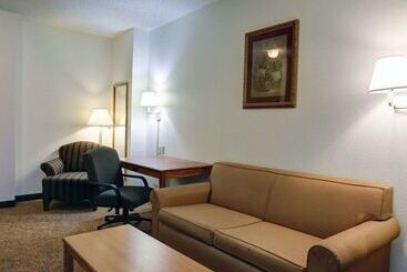 هتل Quality Inn & Suites Airport